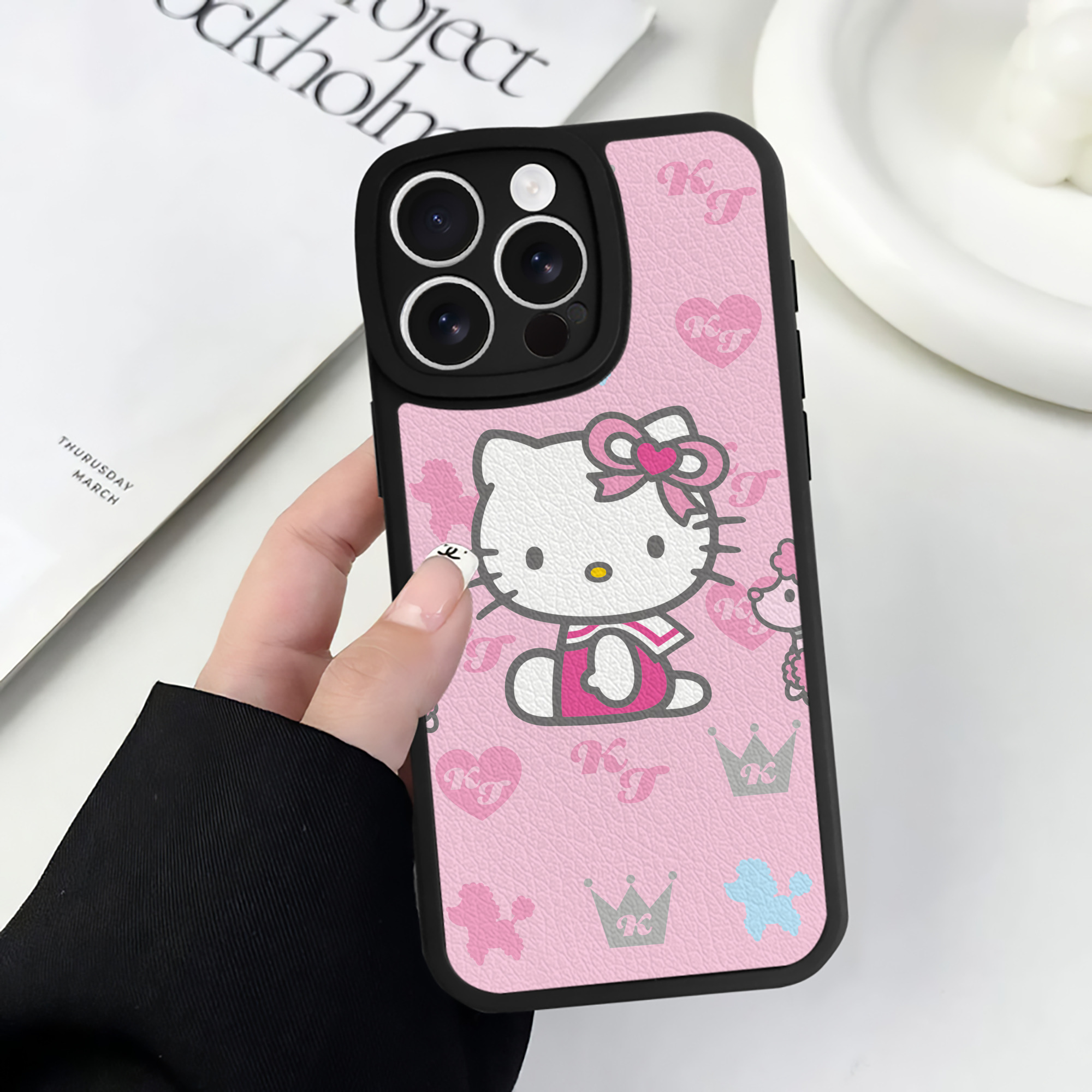 （画像用） Hello Kitty ハローキティ 【iPhone 16シリーズ対応】シリコンスマホケース（レザー調） 材質：シリコン